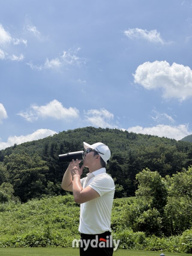 갈증을 느끼기 시작했다면 이미 늦었다는 신호다. 안전한 라운드를 즐기기 위해서 차가운 음료를 미리 홀마다 한 모금씩 마시는 게 좋다. /이준호 대표