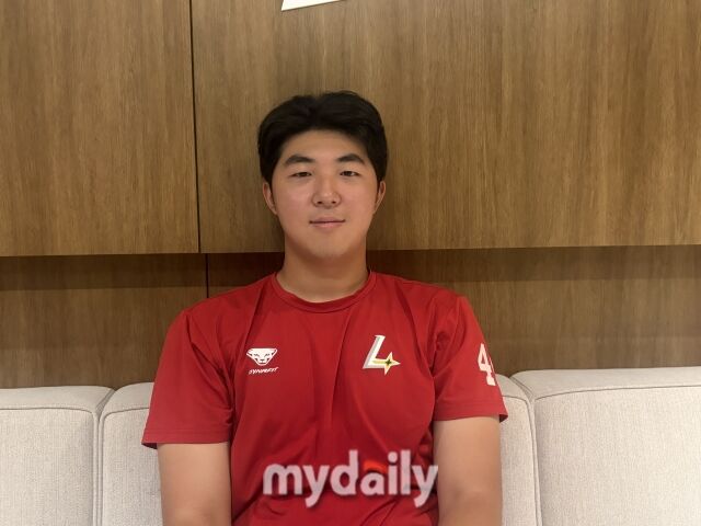 SSG 랜더스 투수 김민준이 5일 취재진과 인터뷰를 하고 있다./인천 = 이정원 기자