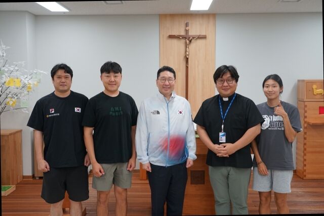 천주교 종교 행사를 방문한 이상현 단장(왼쪽에서 세 번째). /대한체육회 제공