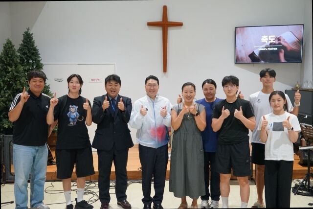 이상현 단장(왼쪽에서 네 번째) 5일 진천선수촌 기독교 종교 행사에 참석해 기념 촬영을 하고 있다. /대한체육회 제공