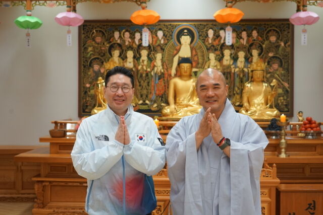 불교 행사를 방문한 이상현 단장(왼쪽). /대한체육회 제공