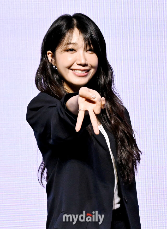 가수 정은지가 6일 오후 서울 삼성동 슈피겐홀에서 진행된 다섯 번째 미니앨범 ‘썸머, 아이(Summer, I)’ 발매 기념 기자간담회에서 포토타임을 갖고 있다. / 송일섭 기자(andlyu@mydaily.co.kr)