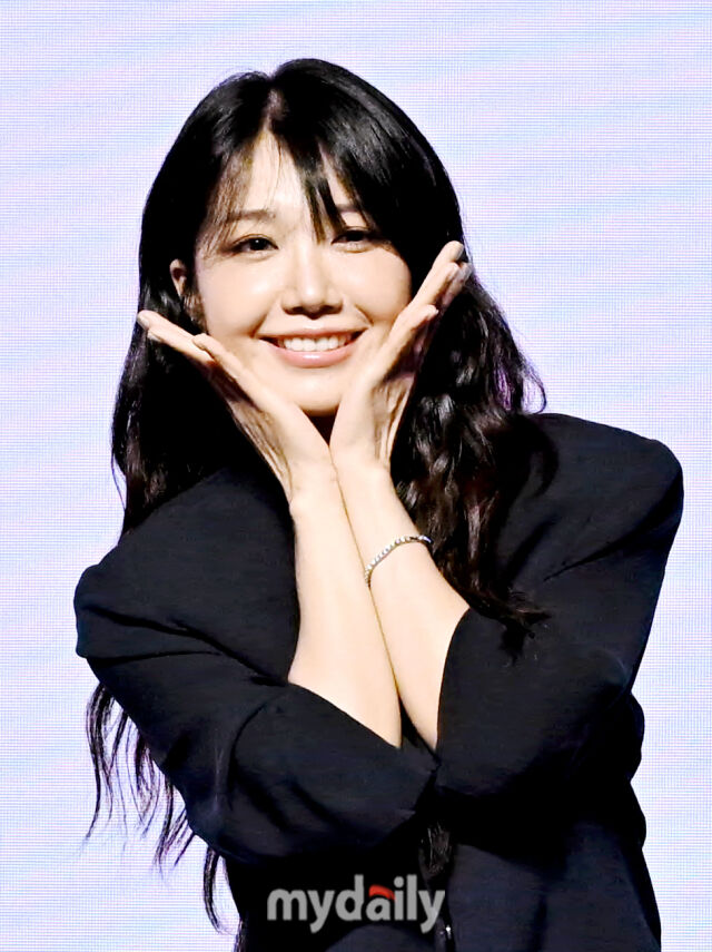 가수 정은지가 6일 오후 서울 삼성동 슈피겐홀에서 진행된 다섯 번째 미니앨범 ‘썸머, 아이(Summer, I)’ 발매 기념 기자간담회에서 포토타임을 갖고 있다. / 송일섭 기자(andlyu@mydaily.co.kr)
