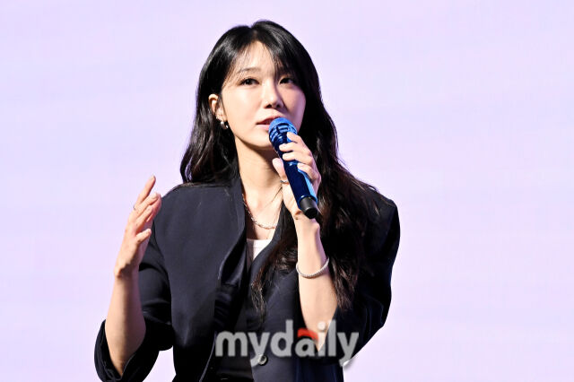 가수 정은지가 6일 오후 서울 삼성동 슈피겐홀에서 진행된 다섯 번째 미니앨범 ‘썸머, 아이(Summer, I)’ 발매 기념 기자간담회에서 이야기를 하고 있다. / 송일섭 기자(andlyu@mydaily.co.kr)