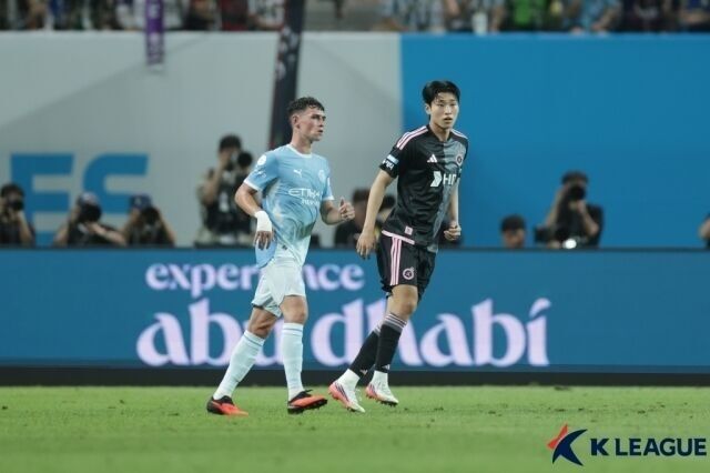 FC서울 손정범(오른쪽)이 5일 서울월드컵경기장에서 펼쳐진 팀 K리그와 맨체스터 시티와의 ‘2026 쿠팡플레이 시리즈’를 치르고 있다./한국프로축구연맹 제공