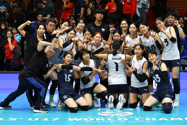 한국 17세 이하 여자배구대표팀 선수들이 7일(한국시각) 열린 푸에르토리코와 17세 이하 세계선수권대회 D조 조별리그 첫 경기 승리를 거둔 뒤 코트 안에 모여 세리머니를 하고 있다./국제배구연맹(FIVB) 제공