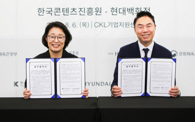 지난 6일 오후 서울 중구 CKL기업지원센터에서 열린 ‘패션 디자이너 브랜드 해외 진출 활성화 및 동반성장을 위한 업무협약(MOU)’ 체결식에서 현대백화점 정지영 사장(오른쪽)과 한국콘텐츠진흥원 김윤지 원장이 기념사진을 찍고 있다. /현대백화점