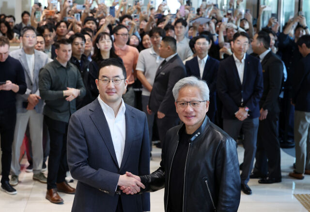 구광모 LG그룹 회장(왼쪽)이 지난 6월 8일 서울 영등포구 여의도 LG트윈타워에서 젠슨 황(오른쪽) 엔비디아 최고경영자(CEO)와 회동을 마친 뒤 포즈를 취하고 있는 모습. /뉴시스