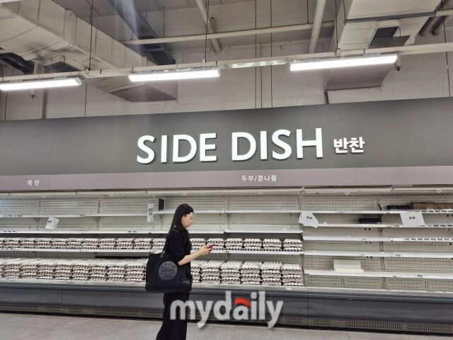 신선식품 매장의 'SIDE DISH(반찬)' 냉장 진열대가 텅 빈 채 '두부' 등 입고 안내문만 붙어 있다. /방금숙 기자