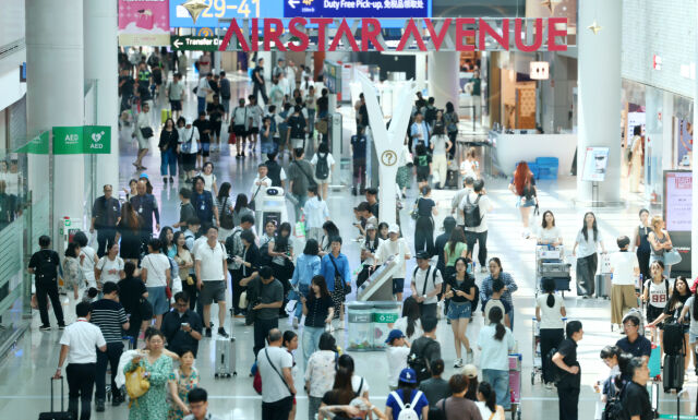 휴가철인 지난 6일 인천국제공항 제1터미널 면세구역이 여행객들로 붐비고 있다. /뉴시스