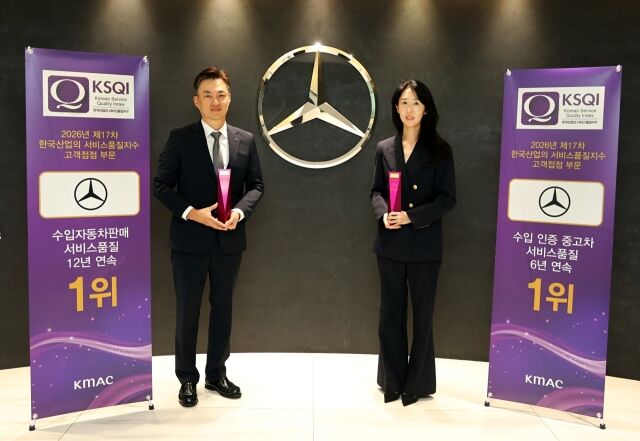 (왼쪽부터) 이범일 벤츠코리아 리테일 영업 부문 상무와 최유미 벤츠코리아 법인영업·인증중고차·밴 부문 상무가 기념 촬영을 하고 있다. /벤츠코리아