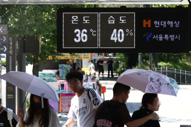 지난 6일 서울 여의나루역 출입구 전광판에 온도와 습도가 표시되고 있다. /뉴시스