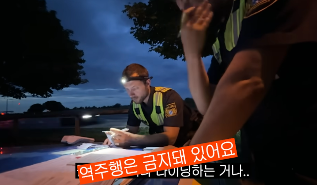 노홍철이 바이크 여행 중 가방을 분실한 모습./유튜브 채널 '노홍철'