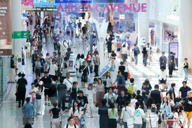 휴가철인 6일 인천국제공항 제1터미널 면세구역이 여행객들로 붐비고 있다. /뉴시스