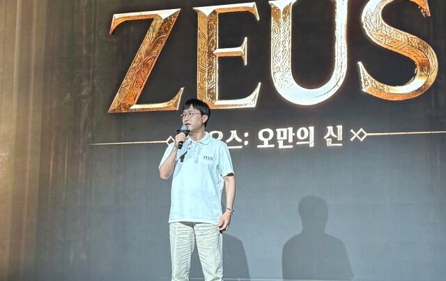 7일 서울 종로구 JW 메리어트 동대문 스퀘어 서울에서 열린 ‘제우스: 오만의 신’ 쇼케이스에서 남재관 컴투스 대표가 경제 시스템을 설명하고 있다. /박성규 기자