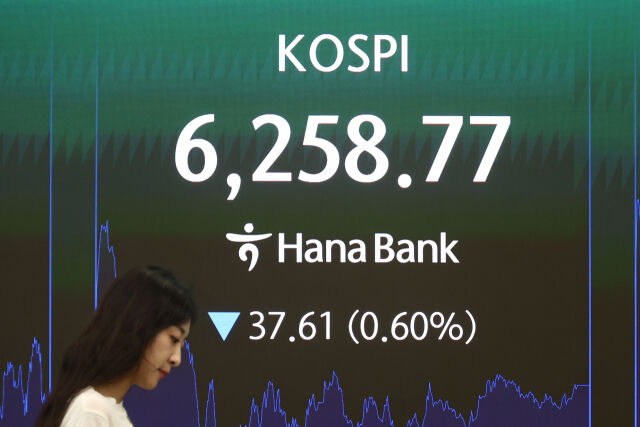 7일 서울 하나은행 본점 딜링룸에서 딜러들이 업무를 보고 있다. /뉴시스