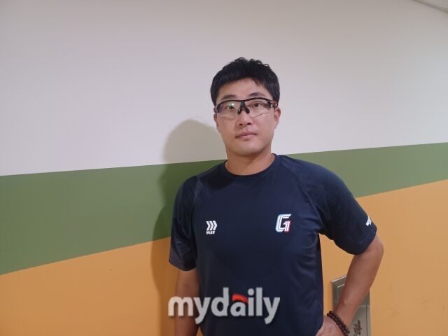 롯데 자이언츠 박세웅(투수)이 7일 수원 케이티위즈파크에서 진행된 팀 연습을 마친 뒤 포즈를 취했다./류한준 기자