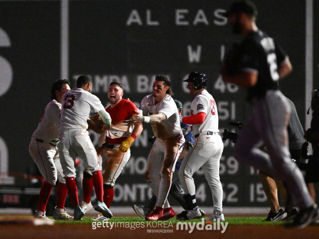 MLB 보스턴 레드삭스 선수들이 7일(한국시각) 열린 시카고 화이트삭스와 홈 경기서 연장 13회말 나온 끝내기 안타로 12-11 승리를 거두자 환호하고 있다./게티이미지코리아