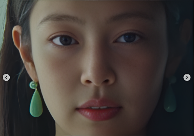 제니는 "내 몸과 친구가 되어가는 중"이라며 "분명 콤플렉스를 느꼈던 부분들이 있었다. 체구가 아주 작은 편이라 활동 초반에는 스스로를 커 보이게 해야 한다는 강박감이 있었다"고 고백했다. /제니 소셜미디어