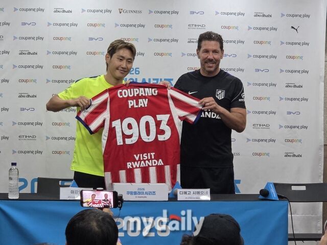 이강인과 디에고 시메오네 아틀레티코 감독(왼쪽부터)이 8일 목동종합운동장에서 열린 '2026 쿠팡플레이 시리즈' 2차전 사전 기자회견에 참석했다./목동종합운동장=노찬혁 기자