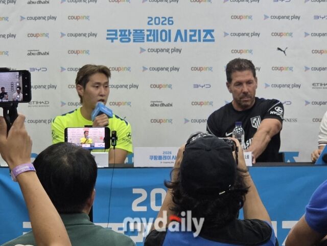 이강인과 디에고 시메오네 아틀레티코 감독(왼쪽부터)이 8일 목동종합운동장에서 열린 '2026 쿠팡플레이 시리즈' 2차전 사전 기자회견에 참석했다./목동종합운동장=노찬혁 기자
