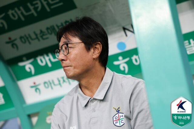 황선홍 대전 하나시티즌 감독이 지난 2일 펼쳐진 광주 FC와의 경기를 지켜보고 있다./한국프로축구연맹 제공
