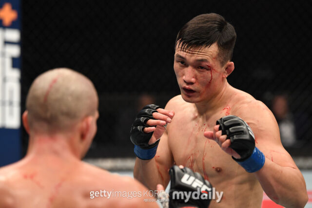 정찬성(오른쪽)이 2020년 10월 UFC 파이트 나이트에서 브라이언 오르테가와 맞서고 있다. /게티이미지코리아