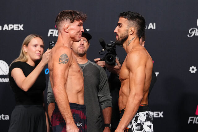 엘킨스(왼쪽)와 델 바예가 계체를 마친 후 페이스오프 하고 있다. /UFC 제공
