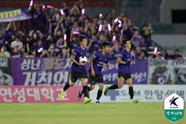 FC안양 이창용(사진 왼쪽)이 8일 오후 8시 안양종합운동장에서 펼쳐진 대전 하나시티즌과의 '하나은행 K리그1 2026' 22라운드에서 만회골을 기록했다./한국프로축구연맹 제공