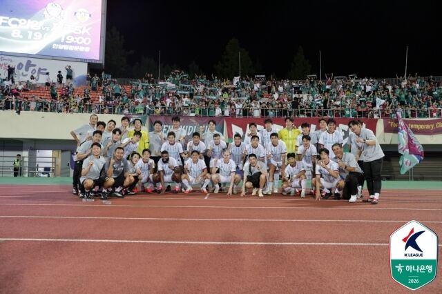 대전 하나시티즌이 8일 오후 8시 안양종합운동장에서 펼쳐진 FC안양과의 '하나은행 K리그1 2026' 22라운드 승리한 후 기념 사진을 찍고 있다./한국프로추구연맹 제공