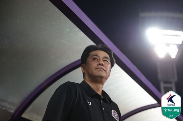 유병훈 FC안양 감독이 8일 오후 8시 안양종합운동장에서 펼쳐진 대전 하나시티즌과의 '하나은행 K리그1 2026' 22라운드를 지켜보고 있다./한국프로축구연맹 제공