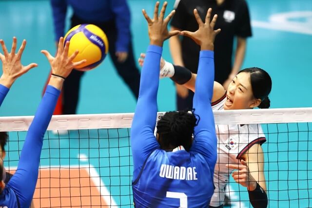 한국 17세 이하 여자배구대표팀 손서연이 9일(한국시각) 칠레에서 열린 2026 세계 17세 이하 여자배구선수권대회 D조 조별리그 이탈리아전 도중 스파이크를 시도하고 있다./국제배구연맹(FIVB) 제공
