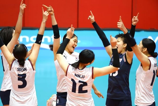한국 17세 이하 여자배구대표팀 선수들이 9일(한국시각) 칠레에서 열린 2026 세계 17세 이하 여자배구선수권대회 D조 조별리그 이탈리아전 도중 공격 득점을 올린 뒤 환호하고 있다./국제배구연맹(FIVB) 제공