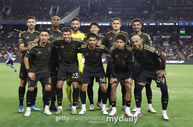 LAFC 선수단이 톨루카와의 2026시즌 리그스컵 2차전에 앞서 기념촬영을 하고 있다./게티이미지코리아