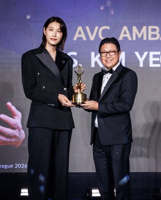김연경이 8일 태국 방콕에서 열린 2026 아시아배구연맹(AVC) 갈라 시상식에서 라몬 수자라 AVC 회장과 기념 촬영에 임하고 있다./AVC 제공