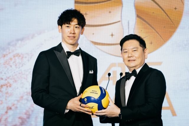 일본 남자배구 스타인 이시카와 유키가 8일 태국 방콕에서 열린 AVC 갈라 시상식에 참석해 상을 받고 있다./AVC 제공