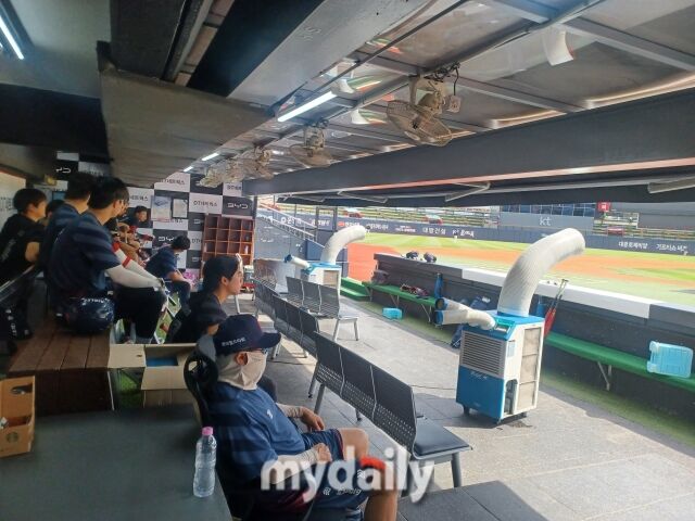 김태형 롯데 자이언츠 감독과 코칭스태프, 선수들이 9일 오후 수원 케이티위즈파크에서 진행된 팀 훈련 도중 더그아웃에서 라이브 배팅을 지켜보고 있다./류한준 기자