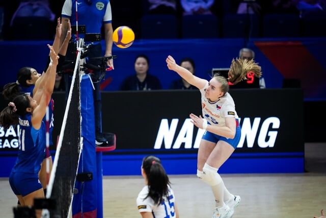 2026-27시즌부터 바키프방크에서 뛰게 된 체코 출신 모니카 브란쿠스카(오른쪽)이 2026 VNL 태국과 경기 도중 스파이크를 시도하고 있다./국제배구연맹(FIVB) 제공