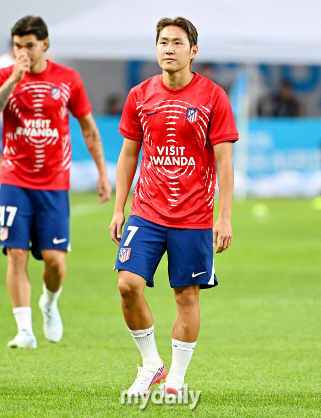 9일 오후 서울 상암동 서울월드컵경기장에서 진행된 2026 쿠팡플레이 시리즈 맨체스터 시티와 아틀레티코 마드리드의 경기.<br><br>이강인이 경기장에 들어서고 있다./서울월드컵경기장=송일섭 기자