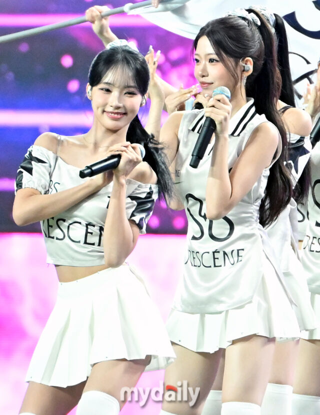 9일 오후 서울 상암동 서울월드컵경기장에서 진행된 2026 쿠팡플레이 시리즈 맨체스터 시티와 아틀레티코 마드리드의 경기. 그룹 리센느(RESCENE)가 열정적인 하프타임 공연을 펼치고 있다./송일섭 기자(andlyu@mydaily.co.kr)