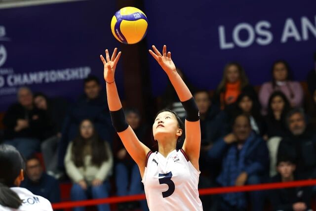 한국 17세 이하 여자배구대표팀 이서인이 9일(한국시각) 열린 FIVB 주최 2026 세계 17세 이하 여자배구선수권대회 D조 조별리그 3차전 이탈리아와 경기 도중 패스(토스)를 보내고 있다./국제배구연맹(FIVB) 제공