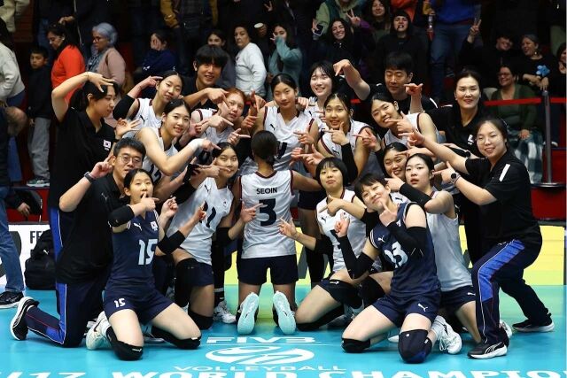 한국 17세 이하 여자배구대표팀 선수들이 9일(한국시각) 열린 FIVB 주최 2026 세계 17세 이하 여자배구선수권대회 D조 조별리그 3차전 이탈리아와 경기에서 승리를 거둔 뒤 코트 안에 모여 세리머니를 하고 있다./국제배구연맹(FIVB) 제공