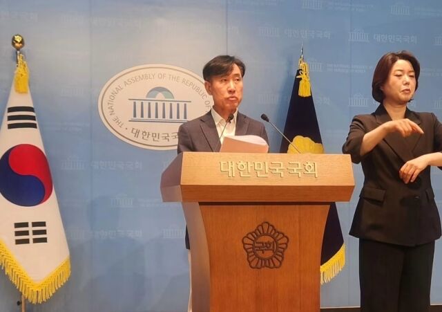하태경 보험연수원장이 10일 오전 국회 소통관에서 기자회견을 열고 금융위원회의 AI 신사업 투자 제동과 관련해 발언하고 있다. /하태경 보험연수원장 페이스북
