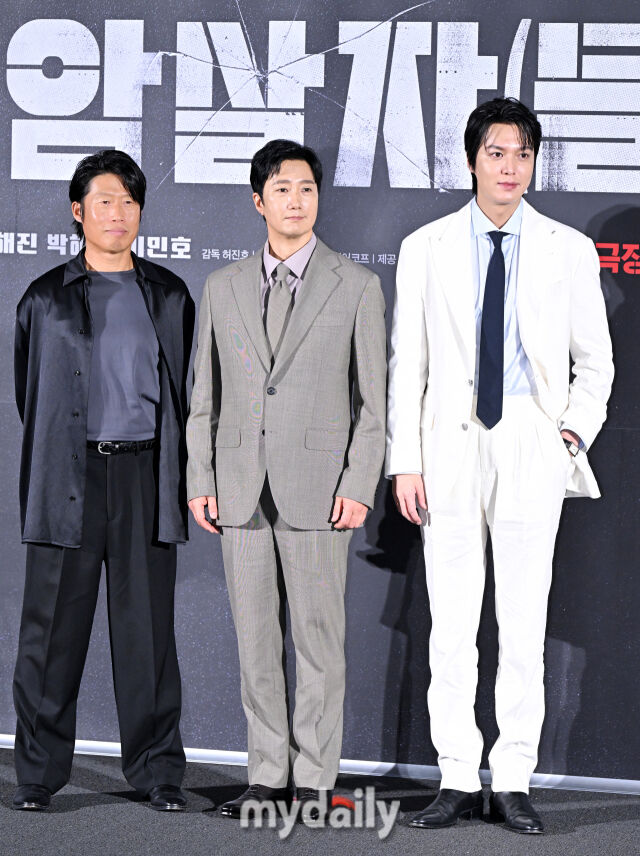 배우 유해진, 박해일, 이민호(왼쪽부터)가 10일 오전 서울 용산CGV에서 진행된 영화 '암살자(들)' (감독 허진호, 제작 하이브미디어코프) 제작보고회에서 포토타임을 갖고 있다./송일섭 기자(andlyu@mydaily.co.kr)