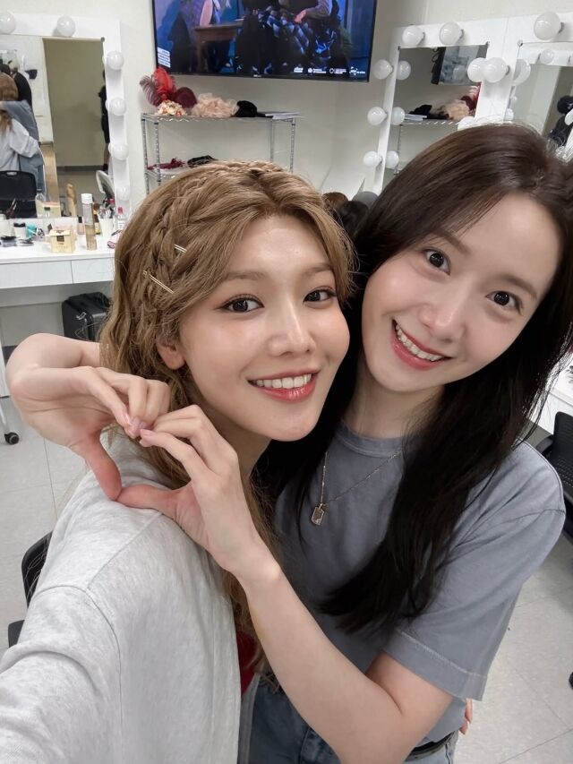 임윤아가 최수영의 연극 무대를 직접 찾아 변함없는 우정을 자랑했다. / 임윤아 SNS