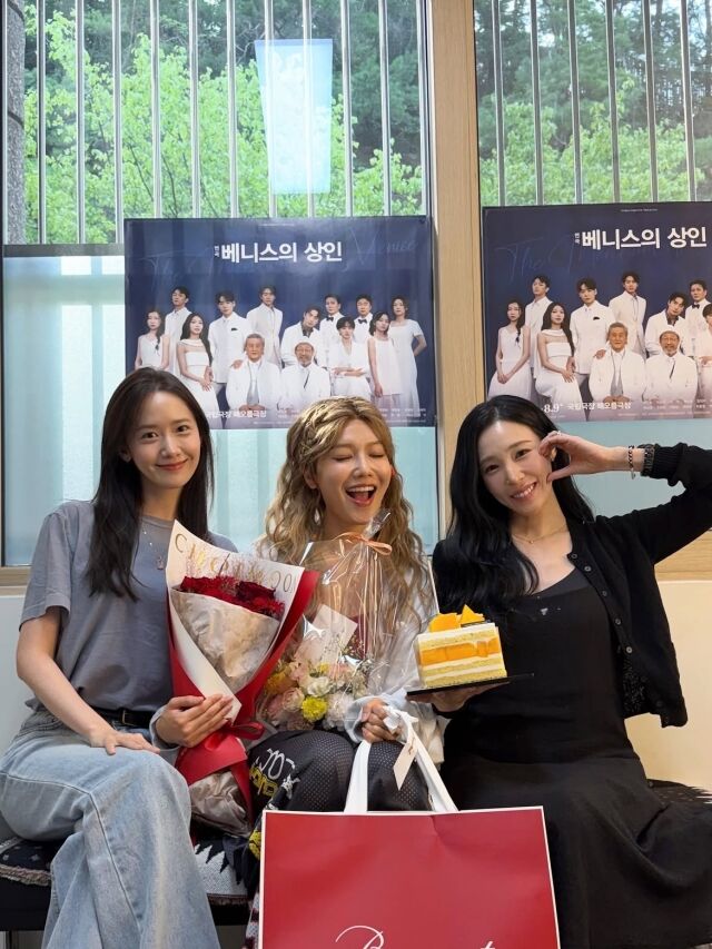 임윤아가 최수영의 연극 무대를 직접 찾아 변함없는 우정을 자랑했다. / 임윤아 SNS