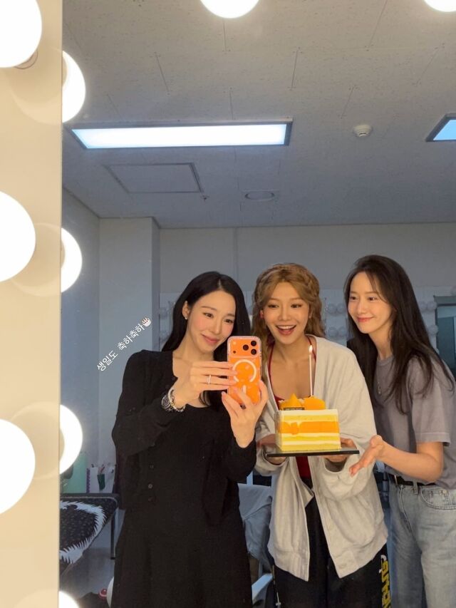 임윤아가 최수영의 연극 무대를 직접 찾아 변함없는 우정을 자랑했다. / 임윤아 SNS