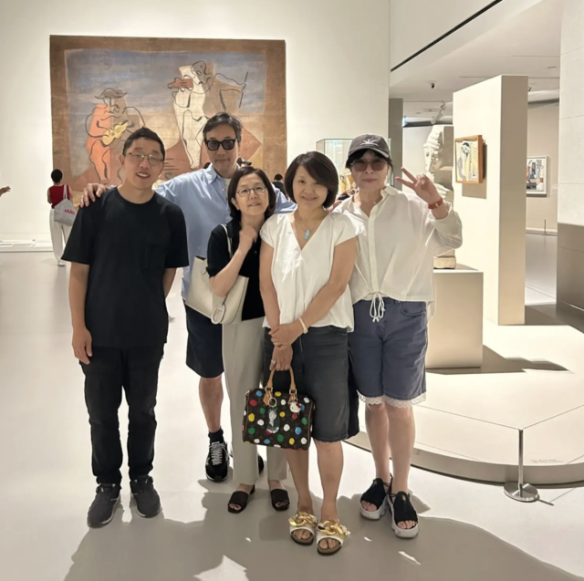 방송인 김제동의 오랜만의 근황이 공개되면서 관심이 쏠리고 있다. / 이문세 SNS