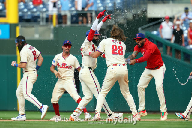 MLB 필라델피아에서 뛰고 있는 데렉 힐(가운데)은 10일(한국시각) 열린 토론토와 홈 경기 연장 12회말 끝내기 안타를 쳤다. 힐을 축하하고 있는 팀 동료들./게티이미지코리아