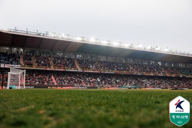 포항스틸야드 관중석 상부에서 석재가 떨어지는 사고가 발생함에 따라 프로축구연맹이 전 구단을 대상으로 시설물 긴급 점검을 진행하기로 결정했다. 포항스틸야드 전경./프로축구연맹 제공